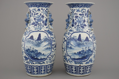 Paire de vases en porcelaine de Chine, bleu et blanc, &agrave; d&eacute;cor de paysage, 19e