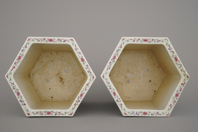 Paire de cache-pots avec support en porcelaine de Chine, famille rose, 19e-20e