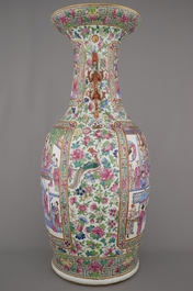 Impressionant vase en porcelaine de Chine &agrave; d&eacute;cor de palais, anses en forme de dragon, Tongzhi, 19e