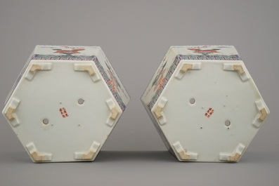 Paire de cache-pots avec support en porcelaine de Chine, famille rose, 19e-20e