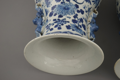 Paire de vases en porcelaine de Chine, bleu et blanc, &agrave; d&eacute;cor de paysage, 19e