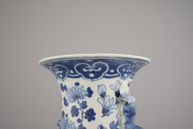 Paire de vases en porcelaine de Chine, bleu et blanc, &agrave; d&eacute;cor de paysage, 19e