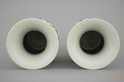 Paire de vases en porcelaine de Chine, bleu et blanc, &agrave; d&eacute;cor de paysage, 19e