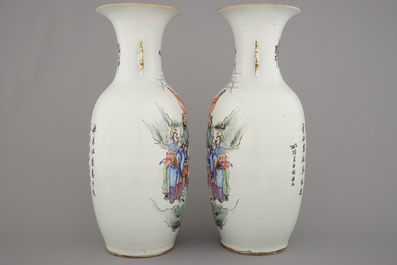 Paire de vases en porcelaine de Chine &agrave; d&eacute;cor de sc&egrave;nes de guerriers, 19e-20e