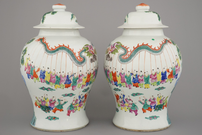 Paar vazen in Chinees porselein met decor "Hundred Boys", famille rose, 19e eeuw