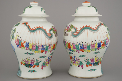 Paar vazen in Chinees porselein met decor "Hundred Boys", famille rose, 19e eeuw