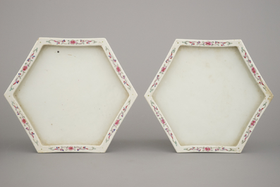 Paire de cache-pots avec support en porcelaine de Chine, famille rose, 19e-20e