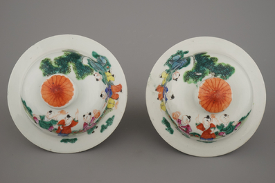 Paar vazen in Chinees porselein met decor "Hundred Boys", famille rose, 19e eeuw