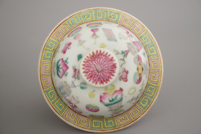 Vase couvert en porcelaine de Chine &agrave; d&eacute;cor d'objets de lettr&eacute;s, famille rose, 19e