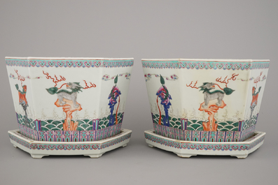 Paire de cache-pots avec support en porcelaine de Chine, famille rose, 19e-20e