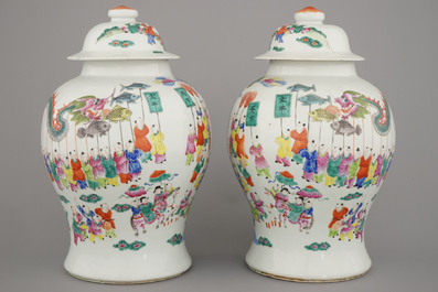 Paar vazen in Chinees porselein met decor "Hundred Boys", famille rose, 19e eeuw