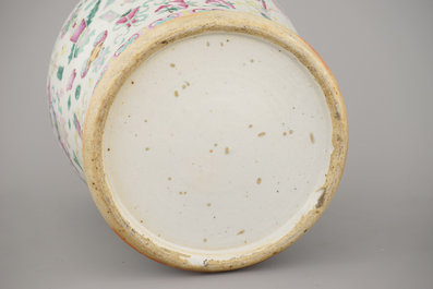 Vase couvert en porcelaine de Chine &agrave; d&eacute;cor d'objets de lettr&eacute;s, famille rose, 19e