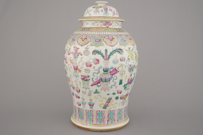 Vase couvert en porcelaine de Chine &agrave; d&eacute;cor d'objets de lettr&eacute;s, famille rose, 19e