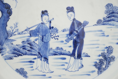 Plat en porcelaine de Chine, bleu et blanc, &agrave; d&eacute;cor de dames dans un jardin, Qianlong, 18e