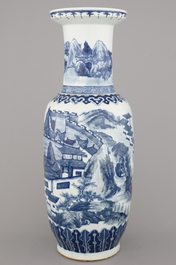 Vase rouleau &agrave; d&eacute;cor de paysage en porcelaine de Chine, bleu et blanc, 19e