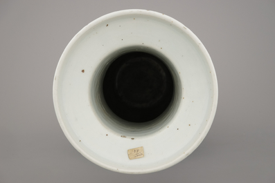 Vase rouleau &agrave; d&eacute;cor de paysage en porcelaine de Chine, bleu et blanc, 19e