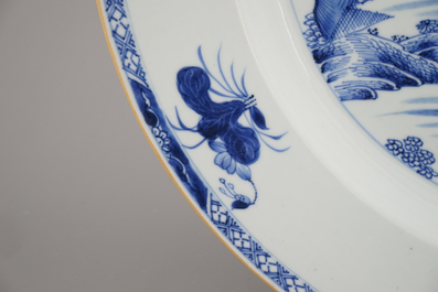 Plat en porcelaine de Chine, bleu et blanc, &agrave; d&eacute;cor de dames dans un jardin, Qianlong, 18e
