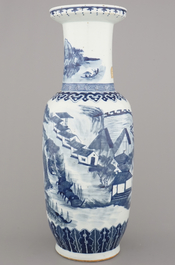 Vase rouleau &agrave; d&eacute;cor de paysage en porcelaine de Chine, bleu et blanc, 19e