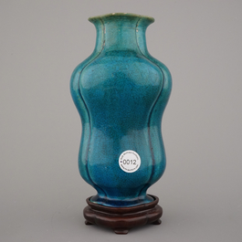 Opmerkelijke Chinese monochroom turquoise vaas op gesculpteerde houten steun, 18e eeuw