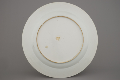 Plat en porcelaine de Chine, bleu et blanc, &agrave; d&eacute;cor de dames dans un jardin, Qianlong, 18e