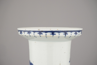 Vase rouleau &agrave; d&eacute;cor de paysage en porcelaine de Chine, bleu et blanc, 19e