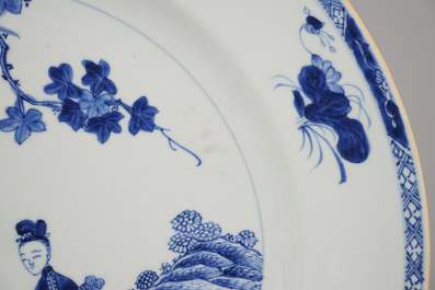 Plat en porcelaine de Chine, bleu et blanc, &agrave; d&eacute;cor de dames dans un jardin, Qianlong, 18e