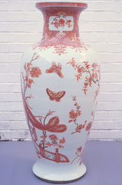 Grand vase chinois aux emaux corails et dor&eacute;s, &agrave; d&eacute;cor de paon, Qianlong 18e