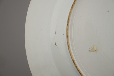 Plat en porcelaine de Chine, bleu et blanc, &agrave; d&eacute;cor de dames dans un jardin, Qianlong, 18e