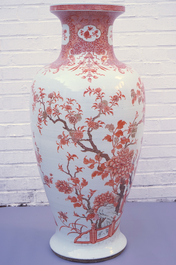 Grand vase chinois aux emaux corails et dor&eacute;s, &agrave; d&eacute;cor de paon, Qianlong 18e