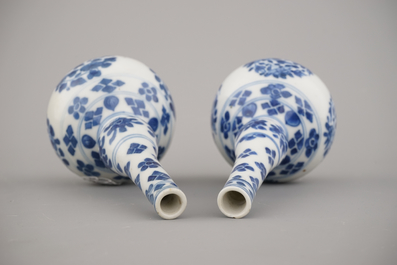 Paire de vases bouteilles en porcelaine de Chine, bleu et blanc, Kangxi