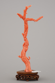 Branche fine sculpt&eacute;e en corail rouge avec Guanyin avec oiseaux et fleurs, Chine, 19e