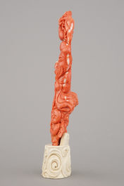 Remarquable figure de Shou Lao en corail sculpt&eacute; avec support en ivoire, Chine, dynastie Qing