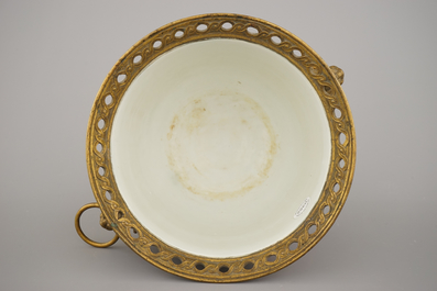 Coupe en porcelaine de Chine avec monture ormolu, 19e