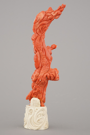 Remarquable figure de Shou Lao en corail sculpt&eacute; avec support en ivoire, Chine, dynastie Qing