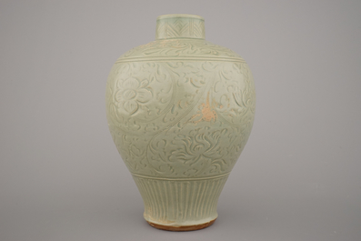 Gegraveerde celadon vaas in Chinees porselein, mogelijk Ming Longquan