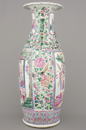 A Chinese porcelain famille rose vase with a palace scene, 19th C.