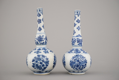 Paire de vases bouteilles en porcelaine de Chine, bleu et blanc, Kangxi