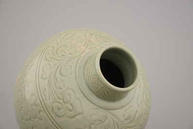 Gegraveerde celadon vaas in Chinees porselein, mogelijk Ming Longquan