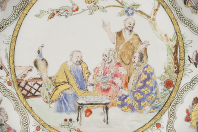 Bord in Chinees porselein, "Bezoek van de dokter aan de keizer", bestemd voor de Nederlandse markt, famille rose, 18e eeuw