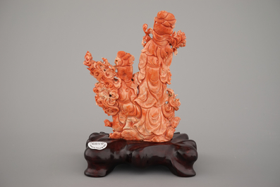 Groupe fine sculpt&eacute;e en corail rouge de Guanyin jouant le 'Qin', Chine, 19e