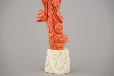 Remarquable figure de Shou Lao en corail sculpt&eacute; avec support en ivoire, Chine, dynastie Qing
