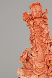Groupe fine sculpt&eacute;e en corail rouge de Guanyin jouant le 'Qin', Chine, 19e