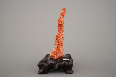 Groupe fine sculpt&eacute;e en corail rouge de Guanyin jouant le 'Qin', Chine, 19e