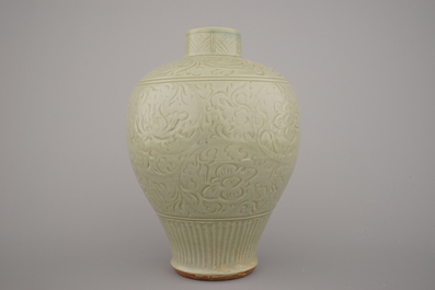 Gegraveerde celadon vaas in Chinees porselein, mogelijk Ming Longquan