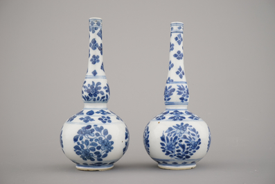 Paire de vases bouteilles en porcelaine de Chine, bleu et blanc, Kangxi