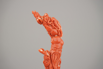 Remarquable figure de Shou Lao en corail sculpt&eacute; avec support en ivoire, Chine, dynastie Qing