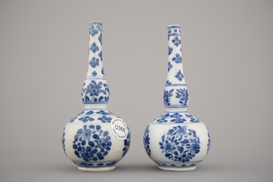 Paire de vases bouteilles en porcelaine de Chine, bleu et blanc, Kangxi