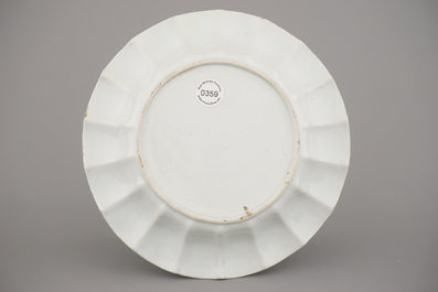 Plat lob&eacute; en porcelaine de Chine pour l'export, bleu et blanc