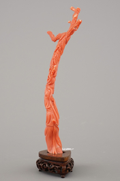 Branche fine sculpt&eacute;e en corail rouge avec Guanyin avec oiseaux et fleurs, Chine, 19e