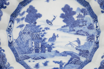 Plat lob&eacute; en porcelaine de Chine pour l'export, bleu et blanc